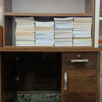 میز مطالعه و کتابخانه