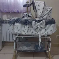 گهواره و تخت کنار مادر