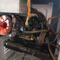 کامپیوتر گیمینگ با گرافیک ار ایکس ۵۹۰ با مانیتور