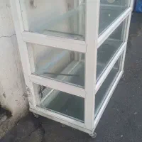 ویترین در  ۱ در ۱،۲۰ در ۳ طبقه داری درب پنجره ای