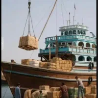 لنج درحال بارگیری دبی