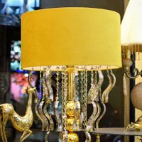 آباژور ایستاده کنارسالنی مدرن اسپرت با شیدمخملی|چراغ خواب و آباژور|تبریز, |دیوار