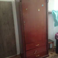 کمد تمام چوب دارای سه کشو