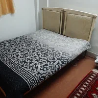 تخت چوبی و فلزی