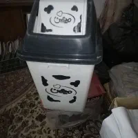 سطل و صندلی و ساعت و وسایل دیگر