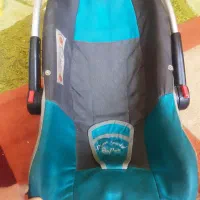 یه کریر بچه و پالتو زنانه