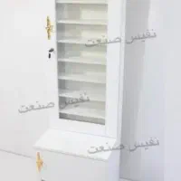 میز ناخنکار و صندلی ناخنکار و مشتری و استند بلند|آرایشگاه و سالن‌های زیبایی|شیراز, معالی‌آباد|دیوار