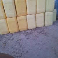 تعدادی سطل ۴کلویی وبشکه ۲۰ لیتری