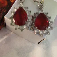 یک جفت گوشواره نگین یاقوتی