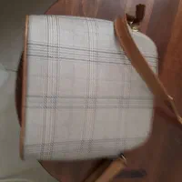 دو عدد کیف دستی یکی چهارخونه ودیگری مشکی
