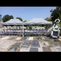 سایه بان وصندلی سر مزار