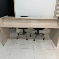 میز و‌کمد استند دار با ۲ تا صندلی چرخ دار