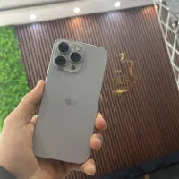 خانم خوش پوش برای بلاگری درمغازه کسب کار