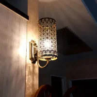 چراغ دیوارکوب طلایی رنگ ثابت