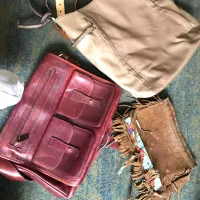 تعدادی کیف چرم و جیر و برزنتی