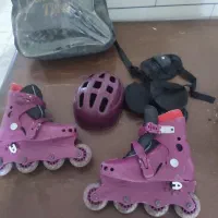 یک جفت اسکیت با متعلقات