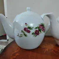 یک جفت قوری گلسرخی بزرگ نو و استفاده نشده