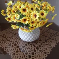 گلدان با گل مصنوعی