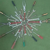 تعدادی آچار و پیچ گوشتی و جعبه بوکس خانگی کوچک