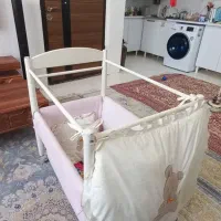 تخت بچه همراه با تشک و بالشت