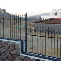 نرده حفاظ روی دیوار