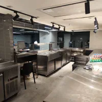 صندوق دار رستوران و کارگر ساده