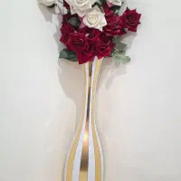 گل رز قرمز و سفید مخمل با گلدون