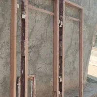 ۴عدد4چوب ودر 2عدد پنجره بزرگ یک عدد پنجره کوچک