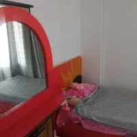 دو عدد تخت خواب یک نفره کشو خور همراه با آیینه