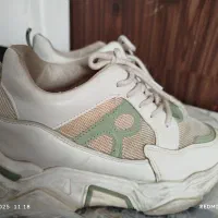 کتونی سفید و پاشنهدار