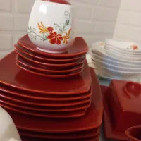 ظروف المانی قرمز وسفید وپرده ساتن