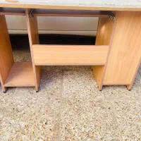 میز مطالعه و کامپیوتر