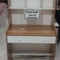 میز تحریر و کتابخانه