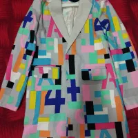 کت خاکستری طرح دار|لباس|صدرا-فارس, فاز ۲|دیوار