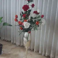 گلدان مصنوعی با گلهای خارجی