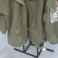 فروشنده خانم  در فروشگاه مانتو