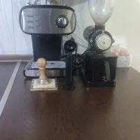 یک قهوه جوش نو به همراه یک آرد کن قهوه