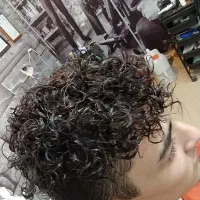 پیرایش مردانه فر ۶ماه و کراتینه مو پاکسازی پوست|خدمات آرایشگری و زیبایی|کاشان, ولیعصر|دیوار