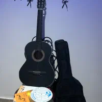 گیتار به همراه کیف و کتاب آموزش و دفتر نت