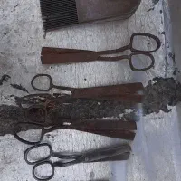 تعدادی قیچی و دفتین در حد نو ولی کمی زنگ زده هس