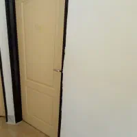 درب چوبی اتاق خواب همراه چارچوب آهنی سالم