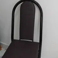 دو عدد صندلی چرم و یک صندلی روکش مخمل