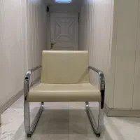 ۶ عدد صندلی در حد نو و یک میز مخصوص افضای اداری
