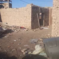 زمین دور دیوار