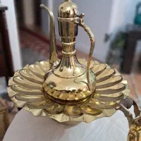 سماور و آفتابه لگن برنجی|کلکسیون اشیاء عتیقه|مشهد, راه آهن|دیوار
