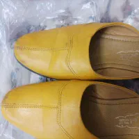 نعلین زرد رنگ