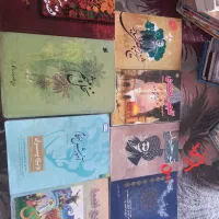 تعداد زیاد کتاب درسی، ادبی، قرآن، داستان
