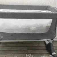 گهواره نوزاد و تخت کنار مادر