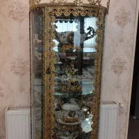 ویترین تمام برنز با وسایل پذیرایی نو