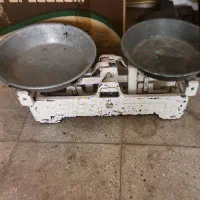 یه ترازوی قدیمی بین ۵ تا ۱۰ کیلو
